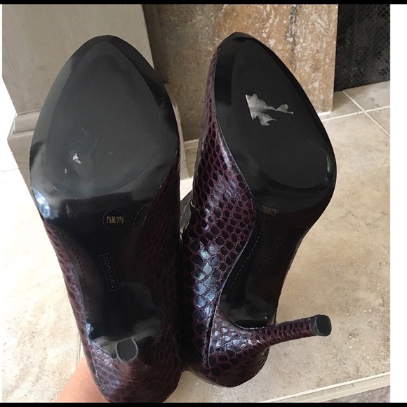 VINCE CAMUTO SNAKE EMBOSSED BOOTIES - Picture 5 of 5